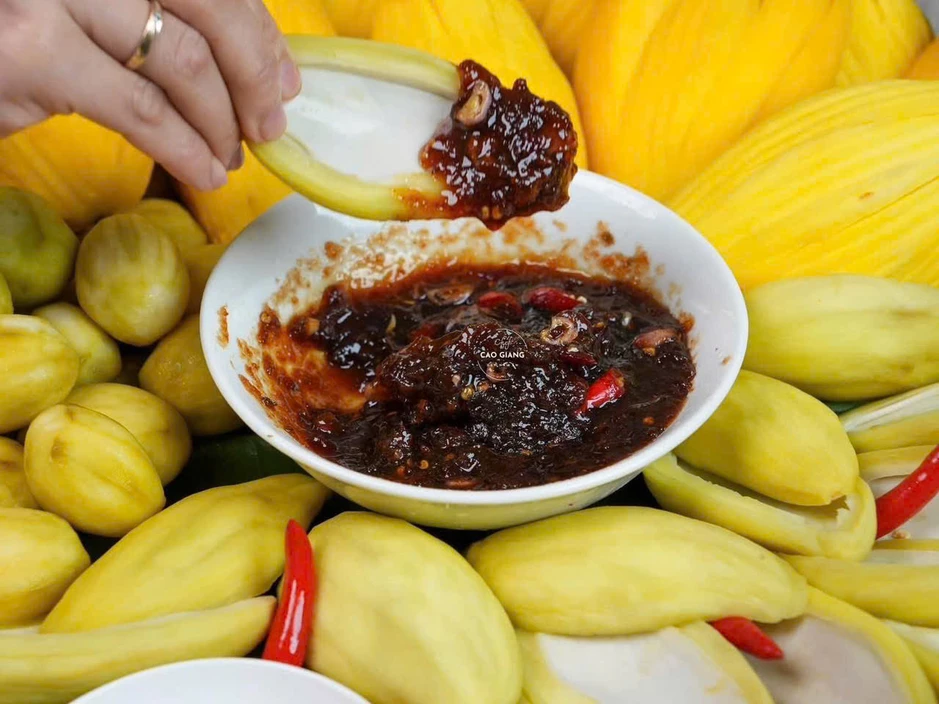 Sốt Hoa Quả Xí Muội – Bí Quyết Tạo Nên Món Trái Cây Lắc Gây Nghiện